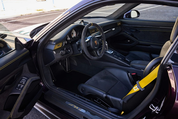 Về truyền động, Porsche 911 GT2 RS dùng động cơ tăng áp kép 3.8L 6 xi-lanh cho công suất 700 mã lực và mô-men xoắn cực đại 750 Nm.