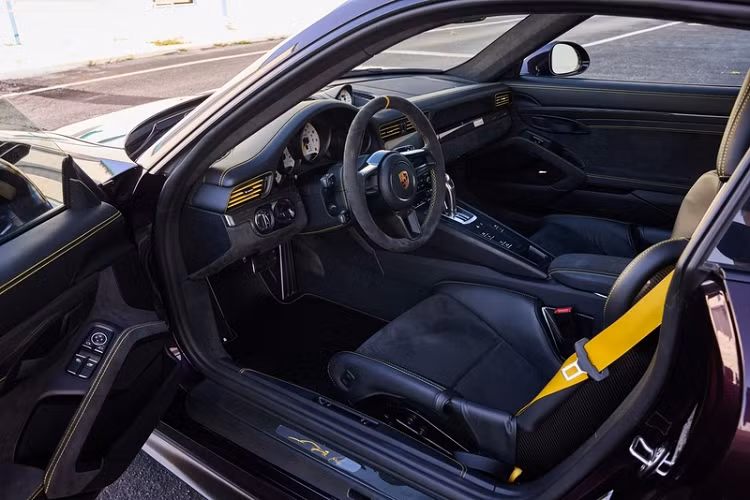 Về truyền động, Porsche 911 GT2 RS dùng động cơ tăng áp kép 3.8L 6 xi-lanh cho công suất 700 mã lực và mô-men xoắn cực đại 750 Nm.