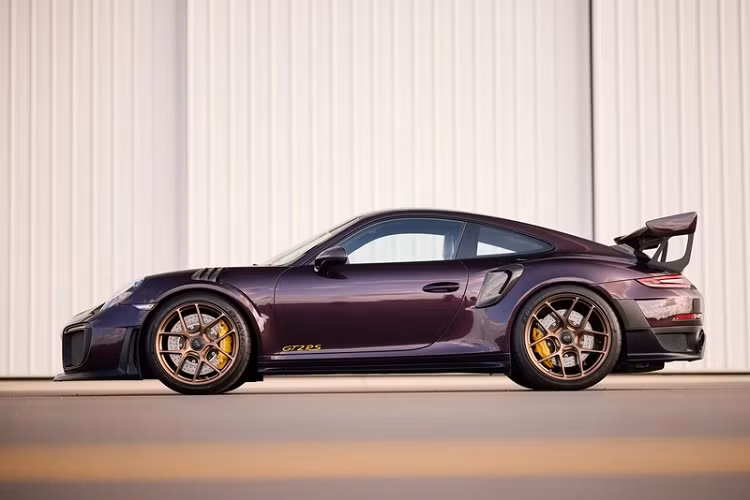 Điểm nhấn của chiếc Porsche 911 GT2 RS tím mộng mơ nằm ở màu ngoại thất Paint to Sample Amethyst Metallic, sắc tím này càng thêm thú vị khi xe được trang bị gói Weissach bổ sung nhiều chi tiết sợi carbon như tấm ốp trên mái, mui xe, ốp gương chiếu hậu và khe hút gió bên.