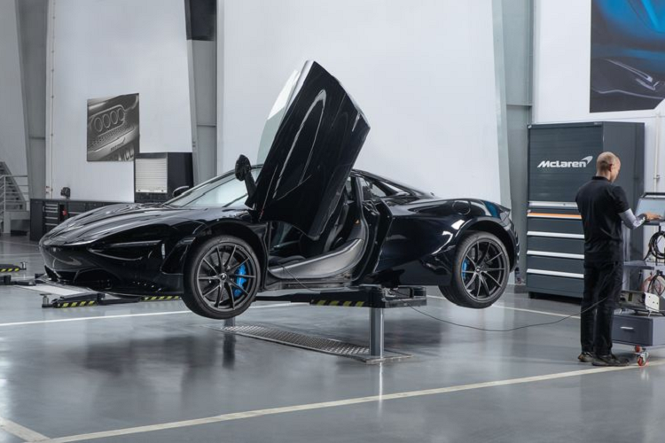 Chương trình bảo hành McLaren tại Việt Nam. Những chiếc McLaren mua mới từ đại lý uỷ quyền của thương hiệu tại Việt Nam được bảo hành 03 năm, không giới hạn số km. Đối với mẫu xe hybrid McLaren Artura, McLaren mang đến thời hạn bảo hành lên đến 05 năm, không giới hạn số km. Đại lý uỷ quyền của khu vực sẽ cung cấp dịch vụ bảo hành tính từ ngày bàn giao xe hoặc từ ngày đăng kí với hãng tuỳ theo thời điểm nào đến trước.