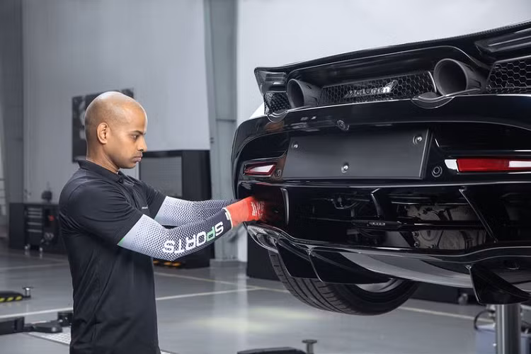 Điều quan trọng nhất đó chính là phụ tùng, phụ kiện, công cụ sửa chữa 100% được nhập chính hãng. Các phụ tùng và phụ kiện được sử dụng trong quá trình bảo dưỡng sửa chữa cũng đều được bảo hành theo quy định của nhà sản xuất, thậm chí cả những thao tác sửa chữa xe của nhân viên kỹ thuật (dịch vụ sửa chữa) cũng sẽ được bảo hành trong thời hạn 2 năm.