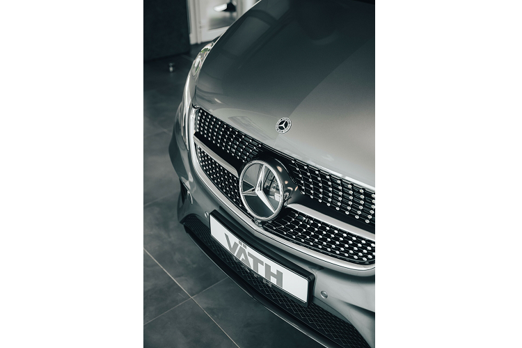 Các lò xo hạ thấp được phát triển cho V-Class có giá 540 Euro trong khi gói bánh xe và lốp có giá 2,980 Euro.