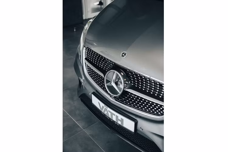 Các lò xo hạ thấp được phát triển cho V-Class có giá 540 Euro trong khi gói bánh xe và lốp có giá 2,980 Euro.