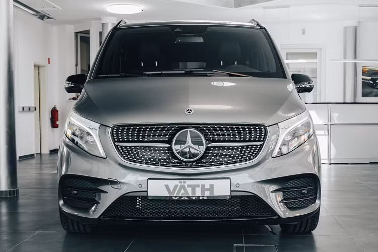 Bổ sung cho bản độ Mercedes-Benz V300d từ VÄTH lò xo hạ thấp là bộ mâm VÄTH 20 × 9 inch được trang bị bộ lốp Michelin Pilot Sport 4S có kích thước 255/40 cho cả bốn lốp.