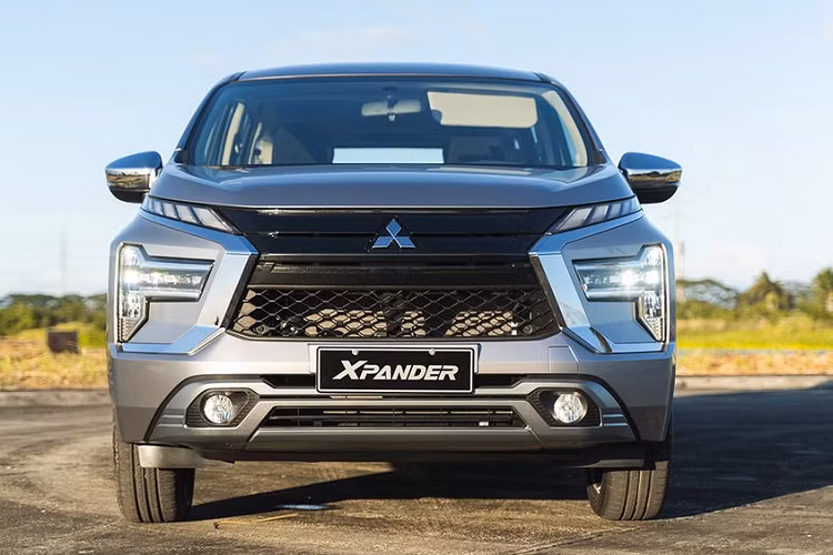 Tại thị trường Philippines, Mitsubishi Xpander 2022 giá rẻ sẽ được chia thành 3 bản trang bị, bao gồm GLX MT, GLX AT và GLS. Giá xe Mitsubishi Xpander 2022 ở thị trường này dao động từ 1,03 - 1,16 triệu Peso (khoảng 450 - 507 triệu đồng).