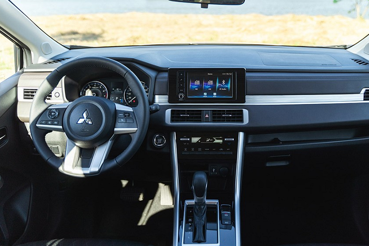 Trên đầu xe, Mitsubishi Xpander 2022 được bổ sung lưới tản nhiệt, đèn pha, dải đèn LED định vị ban ngày và cản trước mới. Trong khi đó, ở phía sau xe xuất hiện cụm đèn hậu LED và đèn phanh LED mới. Ngoài ra, mẫu MPV cỡ nhỏ này còn có tấm ốp gầm màu bạc dưới cản sau, đèn phản quang nằm dọc và bộ vành la-zăng 17 inch mới với thiết kế 5 chấu kép, sơn 2 màu thể thao hơn.