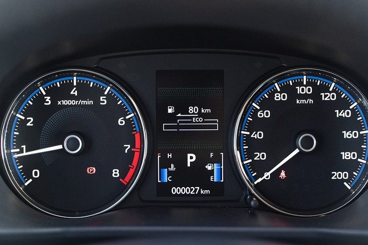 Chưa hết, Mitsubishi Xpander 2022 còn được tăng chiều cao gầm thêm 15 - 20 mm lên 220 - 225 mm, tùy phiên bản. Nhờ đó, đây là một trong những mẫu MPV cỡ nhỏ có gầm cao nhất trên thị trường. Bên trong Mitsubishi Xpander 2022 là không gian nội thất cải tiến với cách phối màu tương phản đẹp mắt và thời trang hơn.