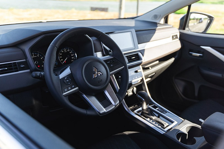 Ở thị trường Philippines, mẫu MPV này chỉ được trang bị màn hình thông tin giải trí dạng cảm ứng 7 inch, hỗ trợ kết nối với điện thoại thông minh qua Apple CarPlay và Android Auto. Trong khi đó, những tính năng như điều hòa tự động, phanh tay điện tử, hỗ trợ khởi hành ngang dốc, cân bằng điện tử chủ động, bệ tì tay trung tâm ở hàng ghế trước và cổng USB Type C sẽ được trang bị cho các bản cao hơn.