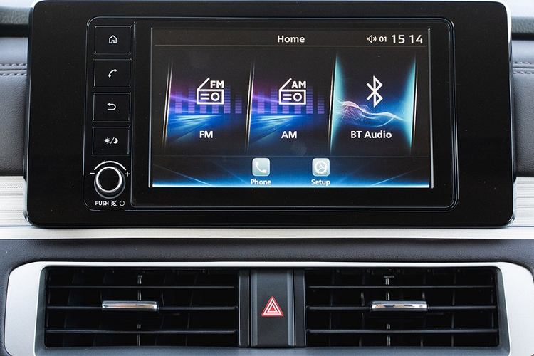 Khi bước vào bên trong mẫu MPV 7 chỗ này, chúng ta có thể nhận ra ngay mặt táp-lô giống Outlander mới và vô lăng 3 chấu tương tự Evo X. Thêm vào đó là hệ thống điều hòa với màn hình hiển thị LCD và nút chỉnh dạng cuộn mới. Ở hai góc mặt táp-lô giờ đây có thêm cửa gió điều hòa hình chữ nhật với viền kim loại mới.