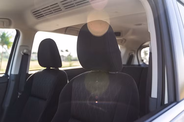 Ở cả ba hàng ghế, Mitsubishi Xpander 2022 đều có cửa gió điều hòa. Cửa gió điều hòa hàng ghế sau cũng đã được thiết kế lại. Riêng hàng ghế thứ 2 có thêm khay đựng cốc mới, nằm ở bệ tì tay trung tâm.