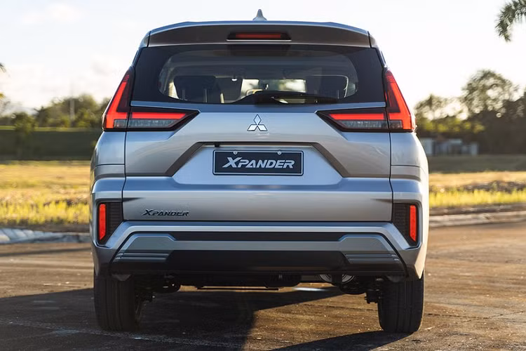 So với Mitsubishi Xpander 2022 dành cho Indonesia, xe ở Philippines sở hữu thiết kế không có gì khác biệt. Xe vẫn giữ lại thiết kế tổng thể nam tính như trước nhưng đã được cải tiến ở một số chi tiết.