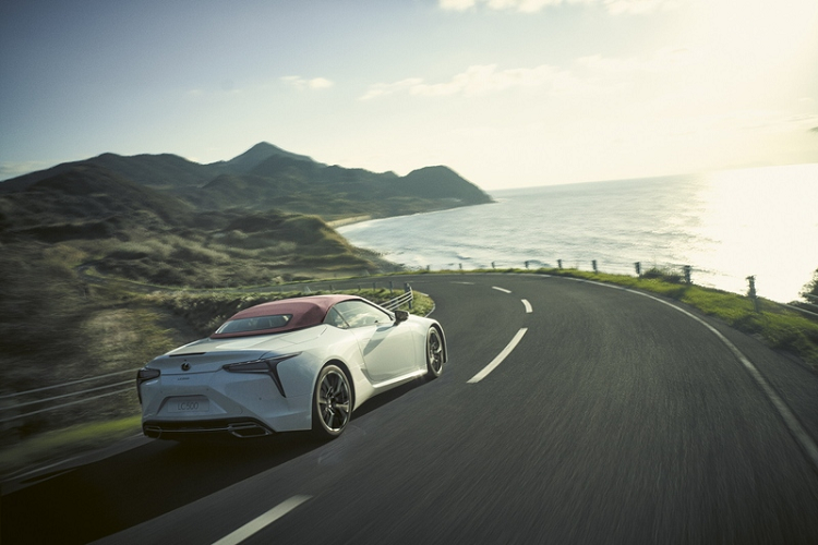 Lexus LC Hokkaido Edition 2022 mới có sẵn ở cả bản coupe và mui trần. Xe có một số yếu tố thiết kế độc quyền như mâm hợp kim 21 inch, lưới tản nhiệt và những đường viền mạ crôm được hoàn thiện trong màu đen cùng cặp đèn hậu đặc biệt.