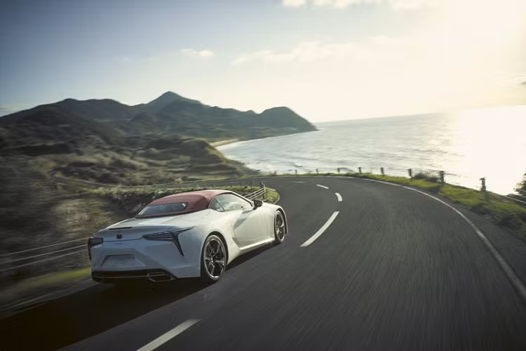 Lexus LC Hokkaido Edition 2022 mới có sẵn ở cả bản coupe và mui trần. Xe có một số yếu tố thiết kế độc quyền như mâm hợp kim 21 inch, lưới tản nhiệt và những đường viền mạ crôm được hoàn thiện trong màu đen cùng cặp đèn hậu đặc biệt.