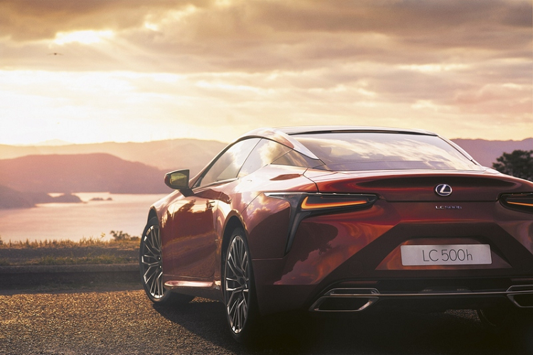 Các tùy chọn sơn ngoại thất của Lexus LC Hokkaido 2022 đặc biệt gồm đỏ Flare Red, xám Sonic Platinum, trắng F White, và xám Graphite. Riêng bản LC Convertible sẽ có mui vải mềm màu đen hoặc đỏ đi kèm.