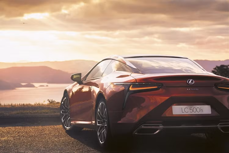 Các tùy chọn sơn ngoại thất của Lexus LC Hokkaido 2022 đặc biệt gồm đỏ Flare Red, xám Sonic Platinum, trắng F White, và xám Graphite. Riêng bản LC Convertible sẽ có mui vải mềm màu đen hoặc đỏ đi kèm.