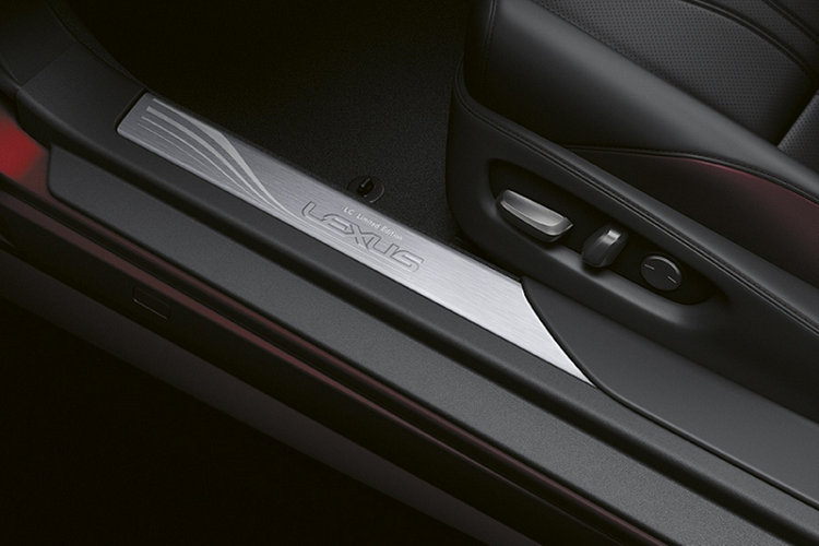 Bản LC 500h sẽ dùng cỗ máy V6 3.5L và 2 động cơ điện, cho tổng công suất 354 mã lực và mô-men xoắn cực đại 500 Nm.