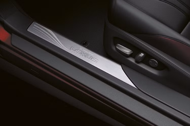 Bản LC 500h sẽ dùng cỗ máy V6 3.5L và 2 động cơ điện, cho tổng công suất 354 mã lực và mô-men xoắn cực đại 500 Nm.