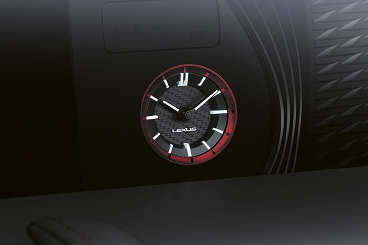 Trong khi đó, bản LC 500 mạnh mẽ hơn với động cơ V8 5.0L cho 471 mã lực và 540 Nm.