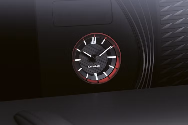 Trong khi đó, bản LC 500 mạnh mẽ hơn với động cơ V8 5.0L cho 471 mã lực và 540 Nm.