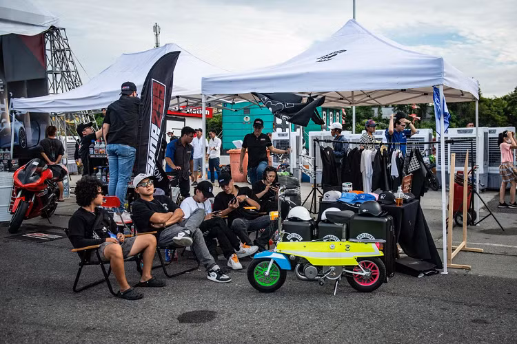 Dàn xe ôtô độ của dân chơi Việt tham dự chủ yếu đến từ TP.HCM, Bình Dương, Bình Phước và Vũng Tàu. Những mẫu xe tham dự thu hút rất nhiều sự chú ý từ phía khách tham quan vì mang kiểu dáng mới lạ và nổi bật, thậm chí nâng cấp được công năng và khả năng vận hành.