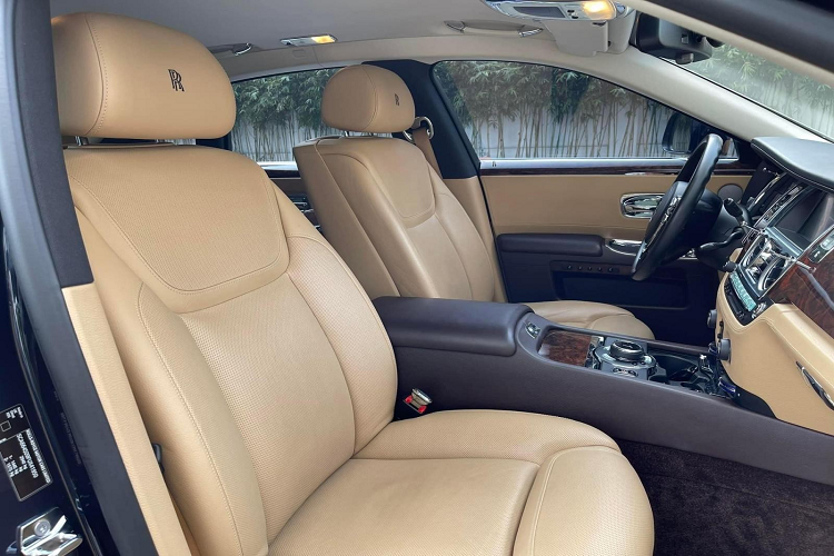 Mẫu xe siêu sang Rolls-Royce Ghost được rao bán thuộc bản Series II nên có đèn pha mới, xe sử dụng động cơ V12, tăng áp kép, dung tích 6,6 lít, sản sinh công suất tối đa 562 mã lực và mô-men xoắn cực đại 780 Nm.