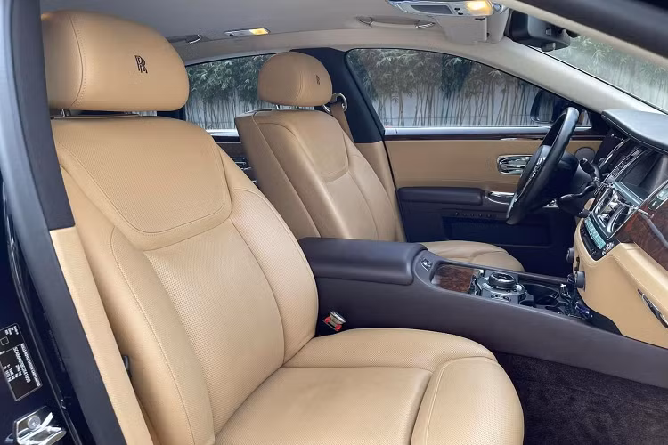 Mẫu xe siêu sang Rolls-Royce Ghost được rao bán thuộc bản Series II nên có đèn pha mới, xe sử dụng động cơ V12, tăng áp kép, dung tích 6,6 lít, sản sinh công suất tối đa 562 mã lực và mô-men xoắn cực đại 780 Nm.