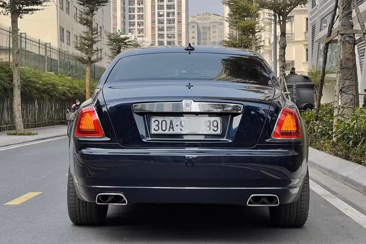 Kết hợp cùng hộp số tự động ZF 8 cấp, Rolls-Royce Ghost Series II mất khoảng thời gian 5 giây để tăng tốc từ vị trí xuất phát lên 100 km/h trước khi đạt vận tốc tối đa 250 km/h.