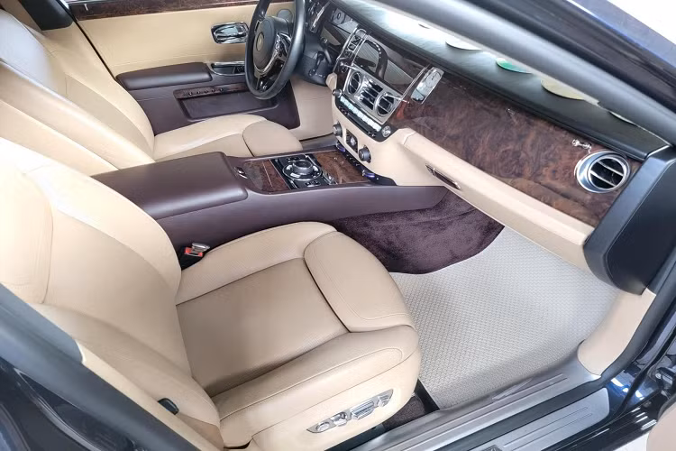 Đây có thể là chiếc Rolls-Royce Ghost giữ giá tốt nhất Việt Nam, 6 năm tuổi nhưng được chào bán gần 20 tỷ đồng. Mức giá rao bán cho chiếc xe siêu sang Rolls-Royce Ghost phiên bản Series II đời 2016 của một ông chủ công ty nhập khẩu tư nhân tại Hà Nội khiến không ít cộng đồng mạng cho rằng đây có thể là xe Rolls-Royce Ghost hiếm hoi giữ giá tốt nhất Việt Nam.