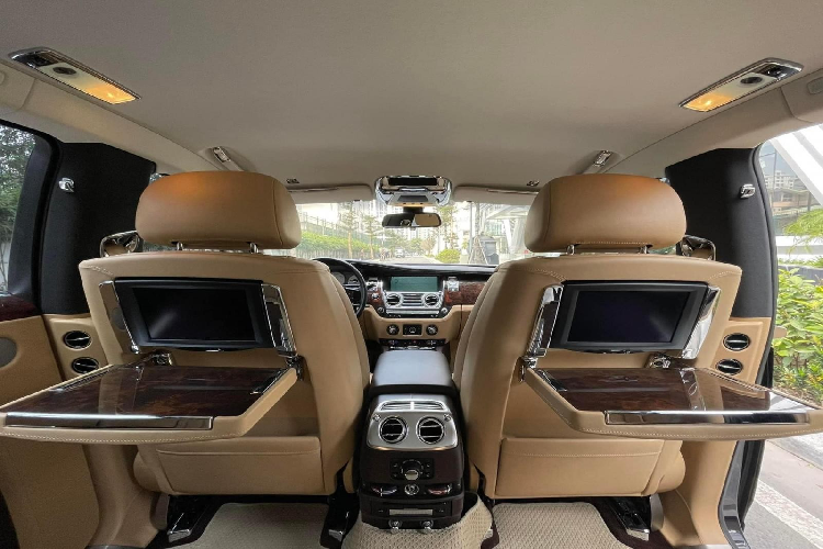 Hiện tại, dòng xe siêu sang Rolls-Royce Ghost tại thị trường Việt Nam đang được bán chính hãng ở phiên bản thế hệ thứ 2 với những thay đổi rất ấn tượng ở ngoại hình cũng như bên trong khoang lái xe và mức giá để sở hữu phải từ 30 tỷ đồng chưa bao gồm tùy chọn của khách.