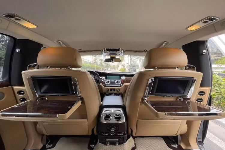 Hiện tại, dòng xe siêu sang Rolls-Royce Ghost tại thị trường Việt Nam đang được bán chính hãng ở phiên bản thế hệ thứ 2 với những thay đổi rất ấn tượng ở ngoại hình cũng như bên trong khoang lái xe và mức giá để sở hữu phải từ 30 tỷ đồng chưa bao gồm tùy chọn của khách.