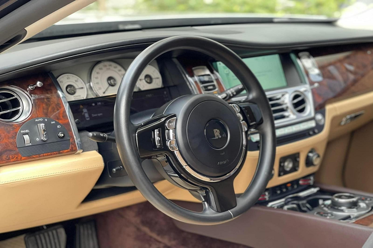 Lúc mới về nước, những chiếc xe siêu sang Rolls-Royce Ghost Series II có giá gần 25 tỷ đồng, đây là mức giá chưa bao gồm chi phí ra biển số cũng như đăng kiểm. Vào năm 2019, những chiếc xe Rolls-Royce Ghost Series II cũng được chào bán mức giá 20 tỷ đồng.