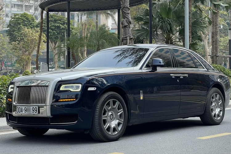 Chẳng hạn như trường hợp của một chiếc xe siêu sang Rolls-Royce Ghost phiên bản Series II đời 2016 trong bài viết này là một ví dụ. Xe đã có 6 tuổi đời được 6 năm nhưng vẫn được một ông chủ chuyên mua bán xe đã qua sử dụng ở Hà Nội chào bán gần 20 tỷ đồng