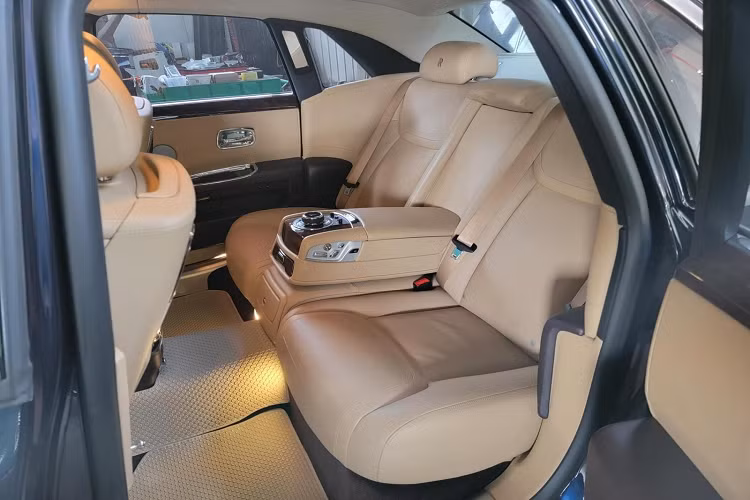 Lý do cho việc chiếc xe Rolls-Royce Ghost Series II này được chào bán gần 20 tỷ đồng có thể không chỉ vì ngoại thất và nội thất xe còn khá mới mà đến từ chiếc biển số xe rất dễ nhớ, trong đó, có đến 3 con số 9 ở dãy 5 số, ngoài ra, 2 con số còn lại cũng là cặp số rất được các doanh nhân ưa chuộng vì mang đến tài lộc.