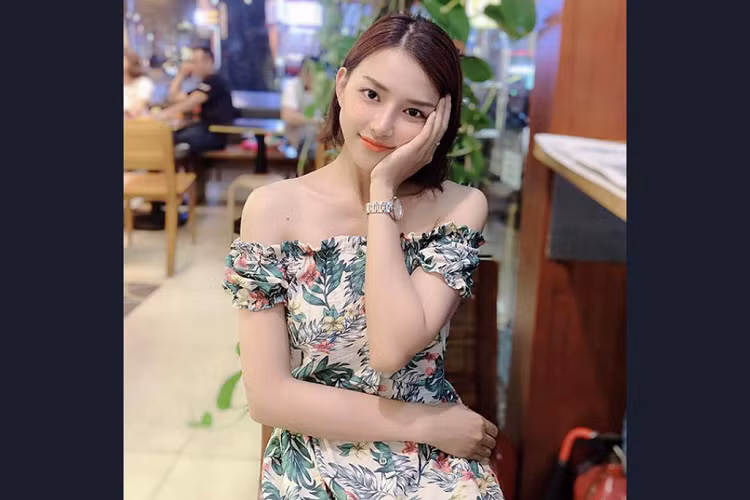 Cô sở hữu gương mặt xinh xắn, làn da hồng hào tươi tắn.