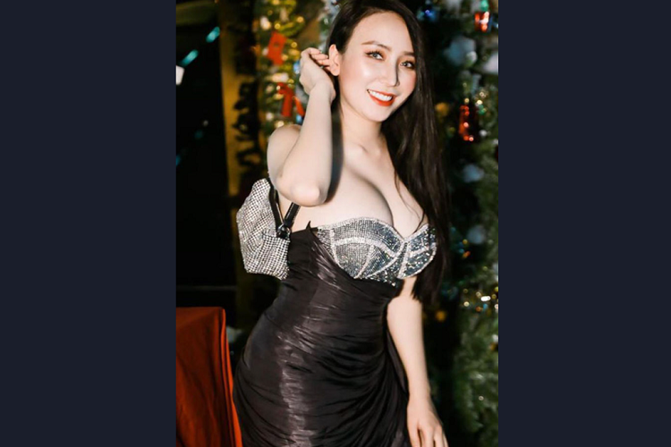 Thảo Bebe sinh năm 1992 nổi bật với vẻ ngoài xinh đẹp cùng vóc dáng thon gọn dù từng trải qua sinh nở.