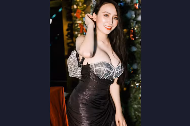 Thảo Bebe sinh năm 1992 nổi bật với vẻ ngoài xinh đẹp cùng vóc dáng thon gọn dù từng trải qua sinh nở.