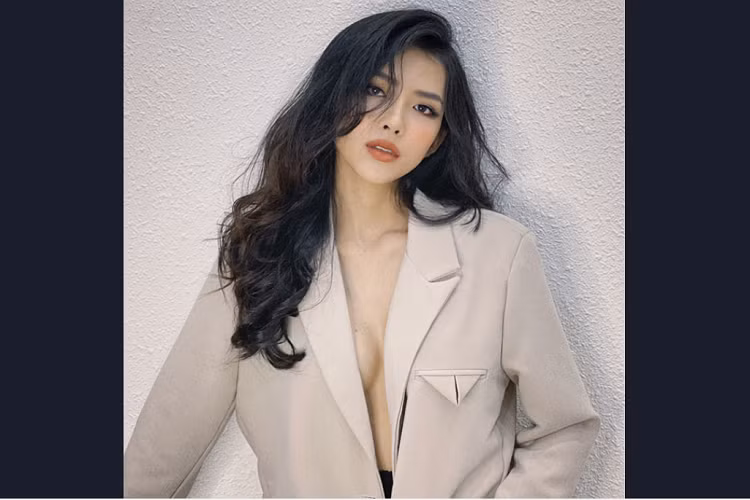 Cùng hình thể vô cùng gợi cảm, cuốn hút. Bà xã 9X còn có 3 vòng gợi cảm, đôi chân thon dài. Hiện tại, Huỳnh Khánh Vy sở hữu số đo hình thể 85-61,5-91(cm) 