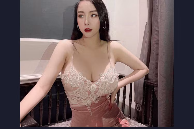 Được biết, cô chú ý rèn luyện thể thao như yoga, bơi lội vừa tốt cho hình thể lại như một hình thức thư giãn.