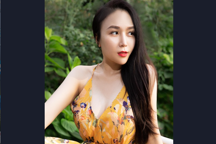 Sở hữu vòng 1 hơn 1m, Thảo Bebe cũng rất chú ý chăm sóc bằng phương pháp massage. Cách này giúp lưu thông máu, kích thích mô mỡ để vòng 1 săn chắc, nảy nở. Sở hữu vẻ ngoài gợi cảm nên dù ăn mặc kín đáo, tiết chế hơn Thảo Bebe vẫn được khen ngợi.