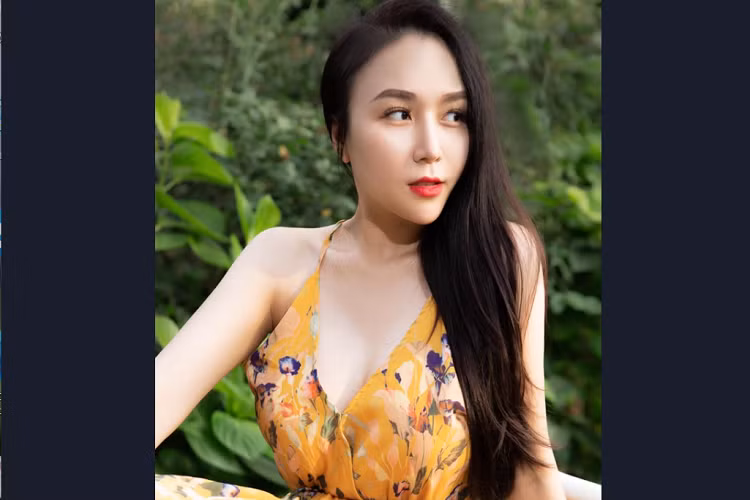 Sở hữu vòng 1 hơn 1m, Thảo Bebe cũng rất chú ý chăm sóc bằng phương pháp massage. Cách này giúp lưu thông máu, kích thích mô mỡ để vòng 1 săn chắc, nảy nở. Sở hữu vẻ ngoài gợi cảm nên dù ăn mặc kín đáo, tiết chế hơn Thảo Bebe vẫn được khen ngợi.