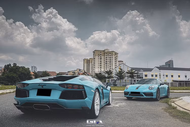 Sức mạnh được truyền tới cả bốn bánh thông qua hộp số tự động 7 cấp ISR. Nhờ đó, siêu xe này có thể tăng tốc từ vị trí xuất phát lên 100 km/h chỉ trong 2,9 giây trước khi đạt vận tốc tối đa 349 km/h.