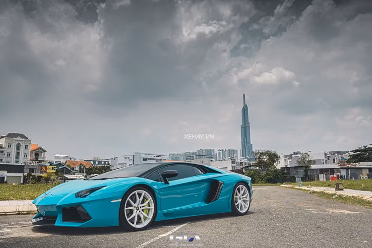 Khi tháo bỏ gói độ, siêu phẩm Aventador này vẫn còn những điểm nhấn “đắt giá” như nắp động cơ bằng kính trị giá ngang ngửa một chiếc Kia Morning.