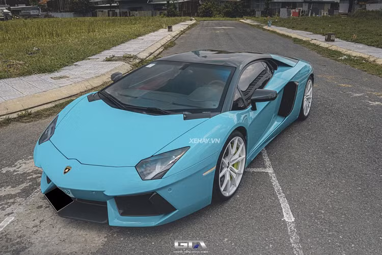 Bên cạnh bộ áo xanh mới, siêu xe Lamborghini Aventador này còn được thay đổi màu mâm từ đen sang màu trắng, đi cùng cùm phanh nõn chuối nổi bật. Toàn bộ quá trình thay đổi màu sắc bên ngoài của chiếc Lamborghini Aventador được thực hiện bởi GTA – Wrapping.