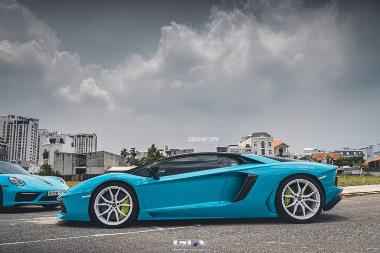 Về thiết kế, có lẽ sẽ không cần nói thêm quá nhiều về vẻ đẹp của siêu phẩm "kế nhiệm" mẫu Murcielago. Lamborghini Aventador mang trong một diện mạo đầy cuốn hút với những đường nét thiết kế cứng cáp, mạnh mẽ và thể thao.