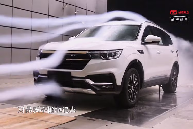 Trong khi đó, phiên bản bán tại thị trường Trung Quốc có tên Zotye T300L 2023 giá rẻ và mới ra mắt vào hôm 5/12/2022 vừa qua. Trong năm 2022 này, đây sẽ là năm đầu tiên thương hiệu Zotye tái xuất sau khi tiến hành tái cấu trúc.
