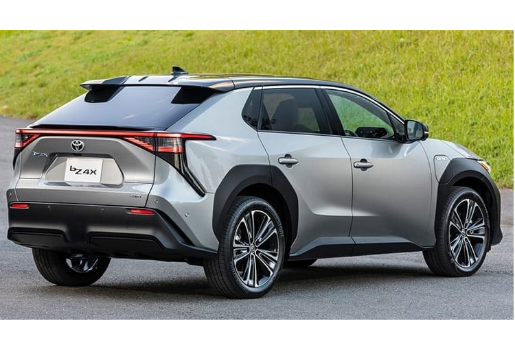 Toyota bZ4x tại 2 quốc gia Đông Nam Á đều trang bị khối pin lithium-ion 71,4 kWh, tuy nhiên sức mạnh của hai mẫu xe này lại khác nhau. Phiên bản Thái Lan sẽ trang bị động cơ điện kép đặt trên 2 trục trước và sau, cho công suất 215 mã lực và mô-men xoắn 338 Nm. Trong khi phiên bản Indonesia trang bị động cơ đặt tại trục trước cho công suất 201 mã lực và mô-men xoắn 266 Nm.