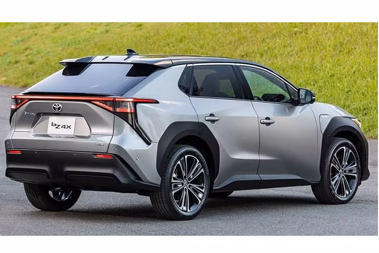 Toyota bZ4x tại 2 quốc gia Đông Nam Á đều trang bị khối pin lithium-ion 71,4 kWh, tuy nhiên sức mạnh của hai mẫu xe này lại khác nhau. Phiên bản Thái Lan sẽ trang bị động cơ điện kép đặt trên 2 trục trước và sau, cho công suất 215 mã lực và mô-men xoắn 338 Nm. Trong khi phiên bản Indonesia trang bị động cơ đặt tại trục trước cho công suất 201 mã lực và mô-men xoắn 266 Nm.