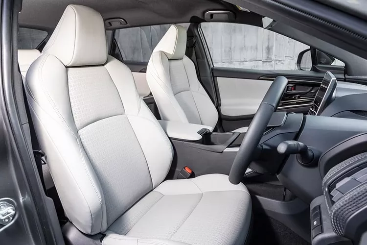 Các trang bị còn lại trên cả hai phiên bản khá tương đồng với cửa sổ trời toàn cảnh panoramic, đồng hồ lái kỹ thuật số 7 inch, màn hình thông tin giải trí 12,3 inch (tích hợp Apple CarPlay, Android Auto và hệ thống âm thanh 9 loa JBL), điều hòa tự động 2 vùng, sạc điện thoại không dây, đèn pha LED, kết nối từ xa T-Connect và ghế lái chỉnh điện 8 hướng.