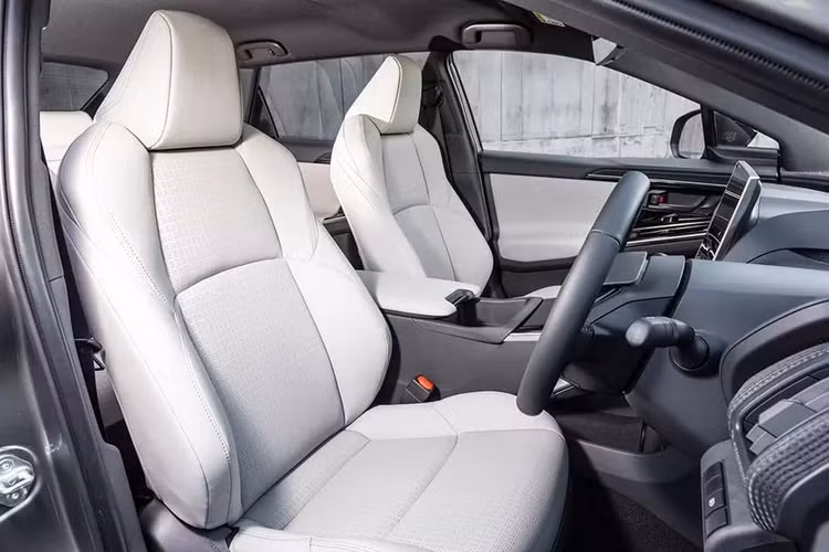 Các trang bị còn lại trên cả hai phiên bản khá tương đồng với cửa sổ trời toàn cảnh panoramic, đồng hồ lái kỹ thuật số 7 inch, màn hình thông tin giải trí 12,3 inch (tích hợp Apple CarPlay, Android Auto và hệ thống âm thanh 9 loa JBL), điều hòa tự động 2 vùng, sạc điện thoại không dây, đèn pha LED, kết nối từ xa T-Connect và ghế lái chỉnh điện 8 hướng.