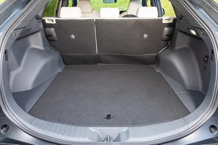 Ngoài ra, bZ4x còn trang bị gói an toàn chủ động Toyota Safety Sense 3.0 bao gồm điều khiển hành trình thích ứng DRCC, cảnh báo điểm mù, cảnh báo phương tiện cắt ngang phía sau, camera toàn cảnh, cánh báo va chạm phía trước (bao gồm phanh khẩn cấp chủ động), cảnh báo chệch làn đường, hỗ trợ giữ làn và hỗ trợ đỗ xe.